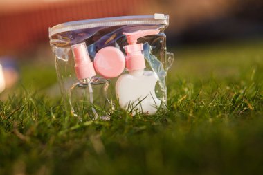 Antiseptik alkol solüsyonu spreyi ve sıvı sabun şişeleri, koronavirüsü kontrol etmek için hijyenik set, kapatın.