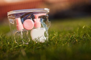 Antiseptik alkol solüsyonu spreyi ve sıvı sabun şişeleri, koronavirüsü kontrol etmek için hijyenik set, kapatın.