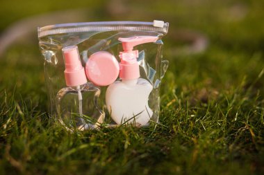 Antiseptik alkol solüsyonu spreyi ve sıvı sabun şişeleri, koronavirüsü kontrol etmek için hijyenik set, kapatın.