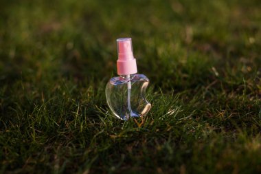 Antiseptik alkol solüsyonu spreyi, koronavirüsü kontrol etmek için hijyenik şişe, kapat.