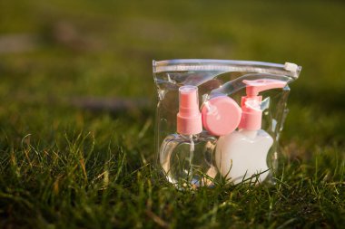 Antiseptik alkol solüsyonu spreyi ve sıvı sabun şişeleri, koronavirüsü kontrol etmek için hijyenik set, kapatın.