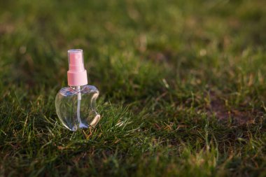 Antiseptik alkol solüsyonu spreyi, koronavirüsü kontrol etmek için hijyenik şişe, kapat.