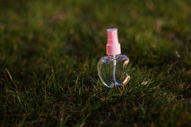 Antiseptik alkol solüsyonu spreyi, koronavirüsü kontrol etmek için hijyenik şişe, kapat.