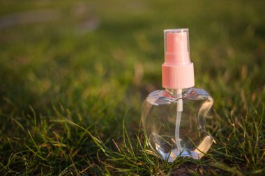 Antiseptik alkol solüsyonu spreyi, koronavirüsü kontrol etmek için hijyenik şişe, kapat.