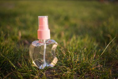 Antiseptik alkol solüsyonu spreyi, koronavirüsü kontrol etmek için hijyenik şişe, kapat.