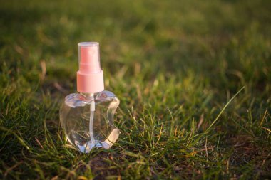 Antiseptik alkol solüsyonu spreyi, koronavirüsü kontrol etmek için hijyenik şişe, kapat.