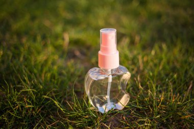 Antiseptik alkol solüsyonu spreyi, koronavirüsü kontrol etmek için hijyenik şişe, kapat.