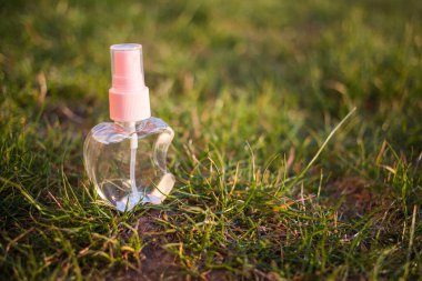 Antiseptik alkol solüsyonu spreyi, koronavirüsü kontrol etmek için hijyenik şişe, kapat.