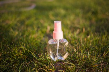 Antiseptik alkol solüsyonu spreyi, koronavirüsü kontrol etmek için hijyenik şişe, kapat.