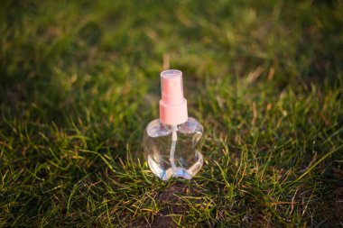 Antiseptik alkol solüsyonu spreyi, koronavirüsü kontrol etmek için hijyenik şişe, kapat.