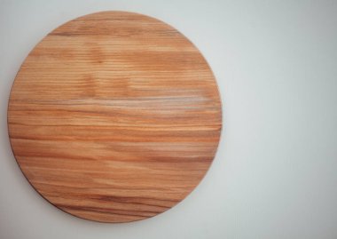 Yuvarlak ahşap tahta beyaz arkaplanda izole
