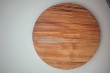 Yuvarlak ahşap tahta beyaz arkaplanda izole