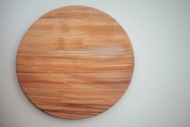 Yuvarlak ahşap tahta beyaz arkaplanda izole