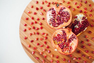 Yuvarlak tahta üzerinde nar meyvesi, yakın çekim. 