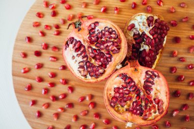 Yuvarlak tahta üzerinde nar meyvesi, yakın çekim. 