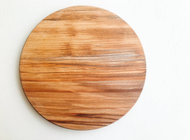 Yuvarlak ahşap tahta beyaz arkaplanda izole