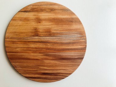 Yuvarlak ahşap tahta beyaz arkaplanda izole