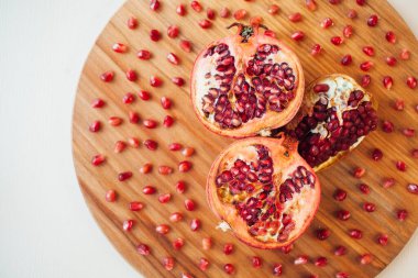 Yuvarlak tahta üzerinde nar meyvesi, yakın çekim. 