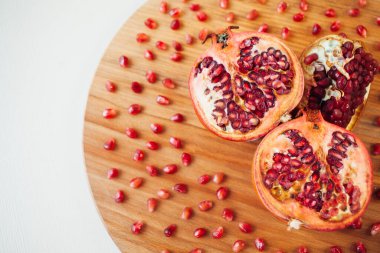 Yuvarlak tahta üzerinde nar meyvesi, yakın çekim. 