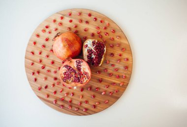 Yuvarlak tahta üzerinde nar meyvesi, yakın çekim. 