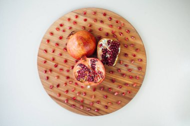 Yuvarlak tahta üzerinde nar meyvesi, yakın çekim. 