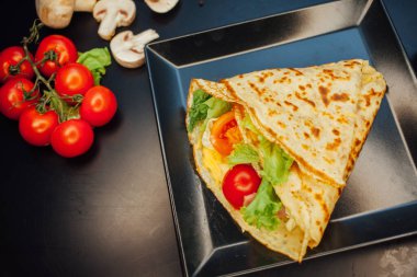 Koyu arkaplanda malzemeler olan Fransız gözlemeleri. 