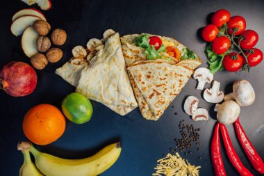 Koyu arkaplanda malzemeler olan Fransız gözlemeleri. 