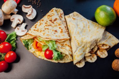 Koyu arkaplanda malzemeler olan Fransız gözlemeleri. 