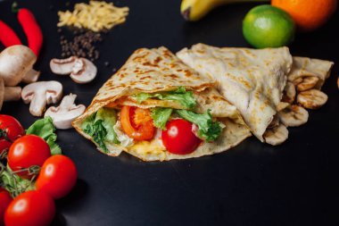 Koyu arkaplanda malzemeler olan Fransız gözlemeleri. 