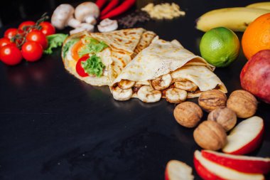 Koyu arkaplanda malzemeler olan Fransız gözlemeleri. 