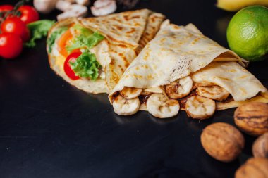 Koyu arkaplanda malzemeler olan Fransız gözlemeleri. 