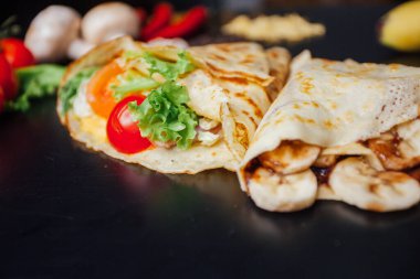 Koyu arkaplanda malzemeler olan Fransız gözlemeleri. 