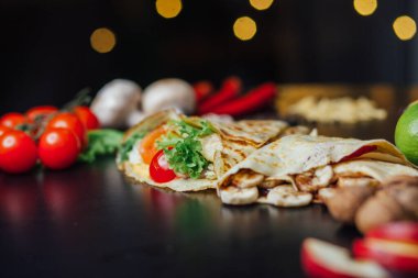 Koyu arkaplanda malzemeler olan Fransız gözlemeleri. 