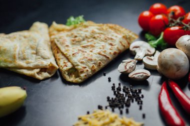 Koyu arkaplanda malzemeler olan Fransız gözlemeleri. 