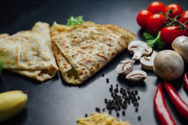 Koyu arkaplanda malzemeler olan Fransız gözlemeleri. 