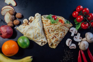 Koyu arkaplanda malzemeler olan Fransız gözlemeleri. 