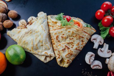 Koyu arkaplanda malzemeler olan Fransız gözlemeleri. 