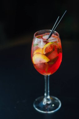 Taze buzlu meyve suyu ahşap bir masada, yakın plan.