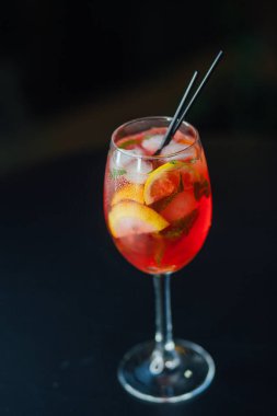 Taze buzlu meyve suyu ahşap bir masada, yakın plan.