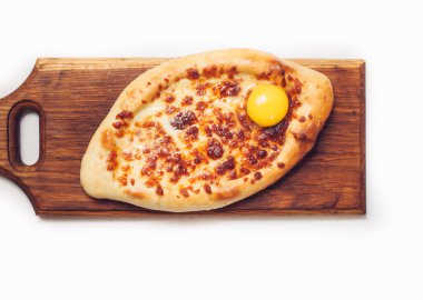 Adjarian 'da Khachapuri, peynirli ekmek ve yumurta.