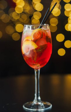 Taze buzlu meyve suyu ahşap bir masada, yakın plan.