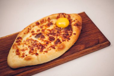 Adjarian 'da Khachapuri, peynirli ekmek ve yumurta.