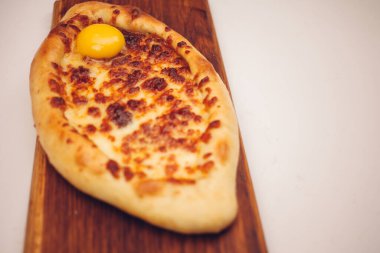 Adjarian 'da Khachapuri, peynirli ekmek ve yumurta.