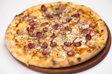 Beyaz arka plan üzerinde izole peynir pizza. Pizza margarita üstten görünüm