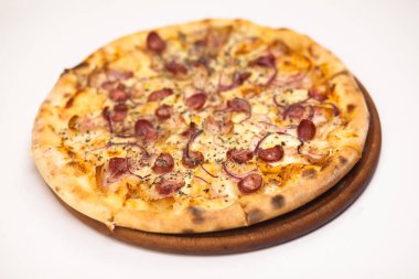 Beyaz arka plan üzerinde izole peynir pizza. Pizza margarita üstten görünüm
