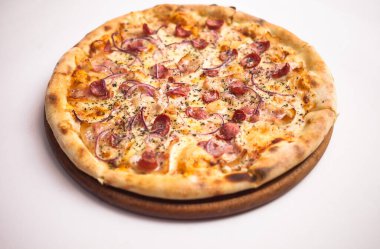 Beyaz arka plan üzerinde izole peynir pizza. Pizza margarita üstten görünüm