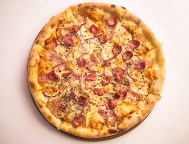 Beyaz arka plan üzerinde izole peynir pizza. Pizza margarita üstten görünüm