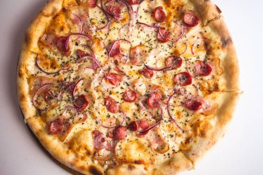 Beyaz arka plan üzerinde izole peynir pizza. Pizza margarita üstten görünüm