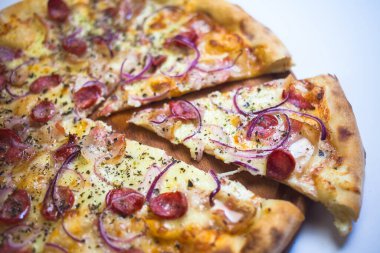 Beyaz arka plan üzerinde izole peynir pizza. Pizza margarita üstten görünüm