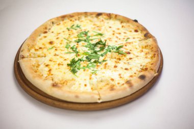 Beyaz arka plan üzerinde Quattro Formaggi izole pizza Üstten Görünüm